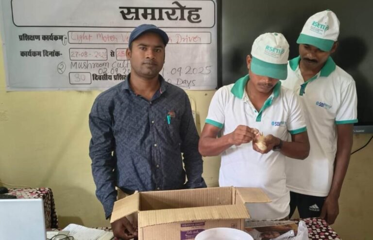 आत्मसमर्पित माओवादियों ने थामी तरक्की की डोर : बीजापुर के 32 पूर्व माओवादियों ने सीखा कुक्कुटपालन और बकरीपालन का गुर