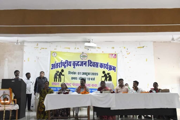 अंतर्राष्ट्रीय वृद्धजन दिवस पर बुजुर्गों को शाल और श्रीफल देकर सम्मानित, निःशुल्क स्वास्थ्य जांच भी