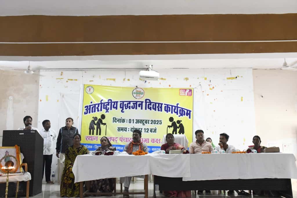 अंतर्राष्ट्रीय वृद्धजन दिवस पर बुजुर्गों को शाल और श्रीफल देकर सम्मानित, निःशुल्क स्वास्थ्य जांच भी