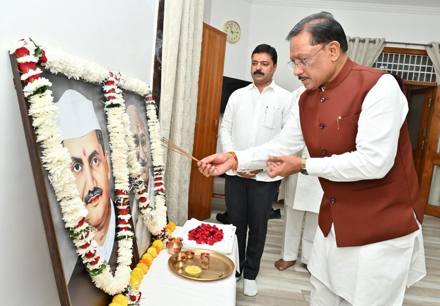 मुख्यमंत्री साय ने राष्ट्रपिता महात्मा गांधी और पूर्व प्रधानमंत्री लाल बहादुर शास्त्री को उनकी जयंती पर किया नमन