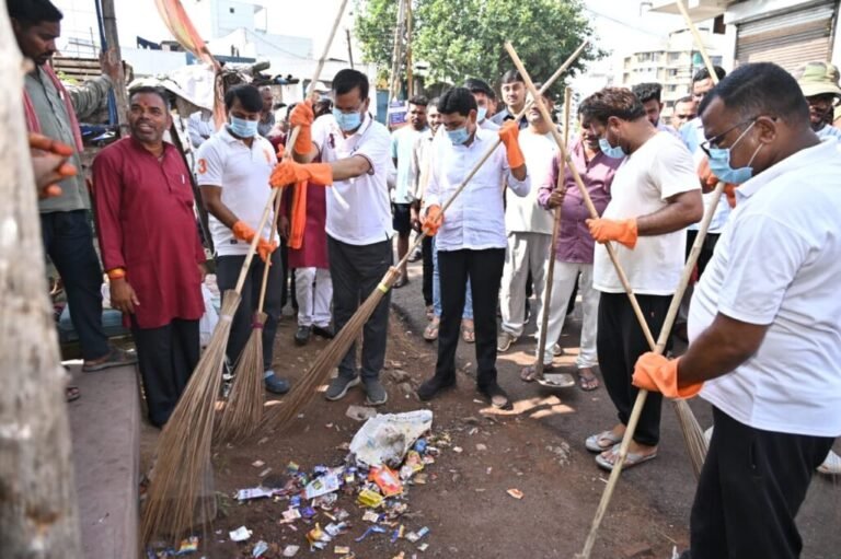 राजस्व मंत्री टंक राम वर्मा ने खेल मैदान में सफाई कर दिया स्वच्छता का संदेश