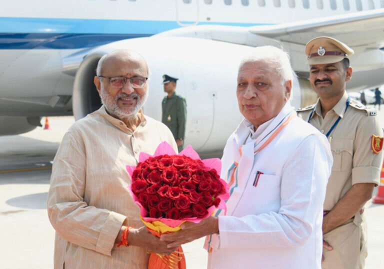 उप-राष्ट्रपति राधाकृष्णन ने भारत रत्न लोकनायक जयप्रकाश नारायण को उनकी जयंती पर सीताब दियारा, बिहार में श्रद्धांजलि अर्पित की