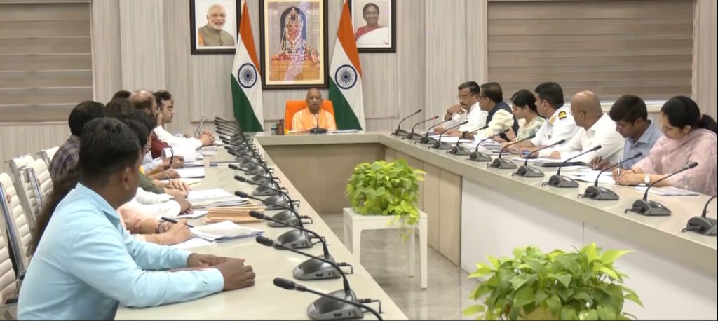 लखनऊ में मुख्यमंत्री योगी आदित्यनाथ ने संस्कृत विभाग के अधिकारियों के साथ समीक्षा बैठक की