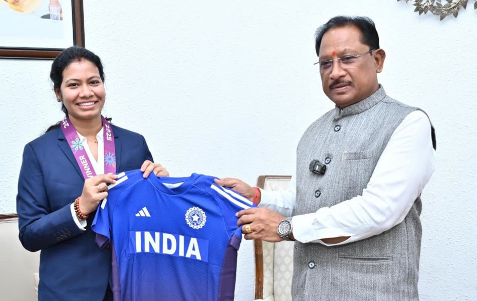 वर्ल्ड कप विजेता भारतीय महिला क्रिकेट टीम की फिजियोथेरेपिस्ट आकांक्षा सत्यवंशी ने मुख्यमंत्री से की मुलाकात