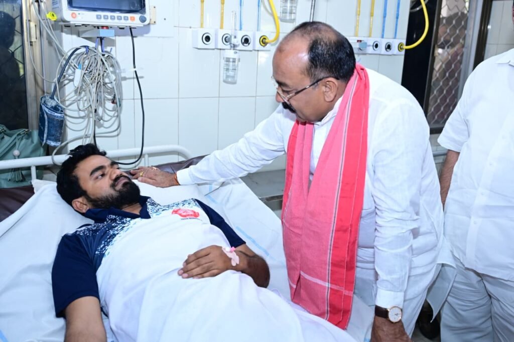 उप मुख्यमंत्री अरुण साव रेल हादसे में घायल लोगों से मिले
