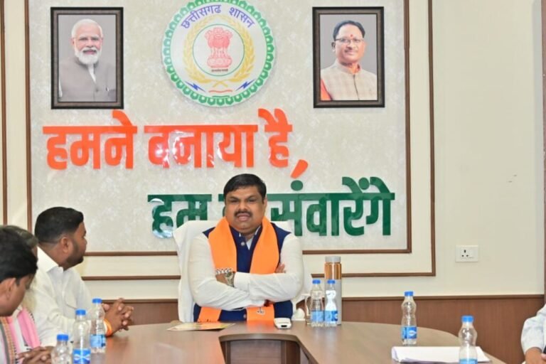 शिक्षा मंत्री गजेन्द्र यादव ने नवा रायपुर निवास में सुना प्रधानमंत्री नरेंद्र मोदी के ‘मन की बात’ का 128वां एपिसोड