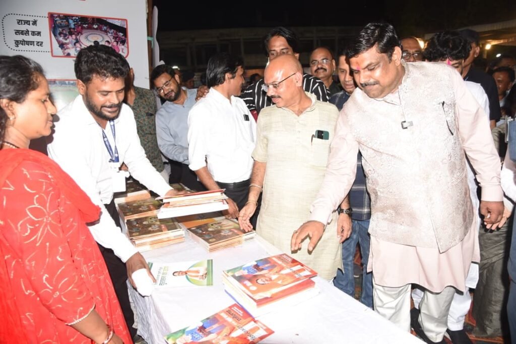 रजत जयंती महोत्सव 2025 : स्कूल शिक्षा मंत्री यादव ने किया स्टॉलों का अवलोकन, योजनाओं की सराहना की