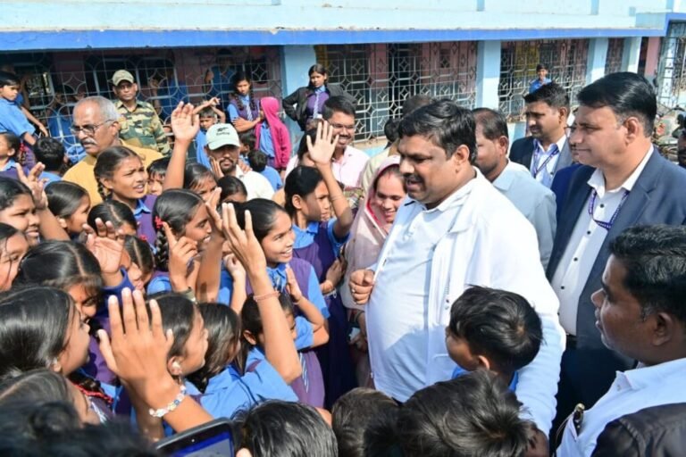पोटिया प्राइमरी एवं मिडिल स्कूल का शिक्षा मंत्री गजेन्द्र यादव ने किया निरीक्षण