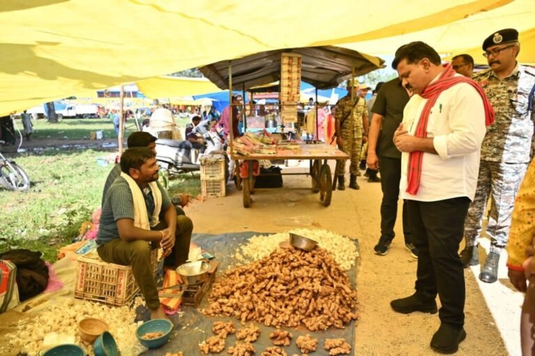 उपमुख्यमंत्री विजय शर्मा पहुंचे गीदम के साप्ताहिक बाजार