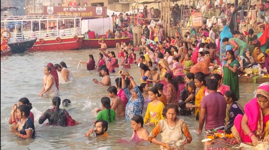 कार्तिक पूर्णिमा पर अस्सी घाट पर श्रद्धालुओं की भीड़