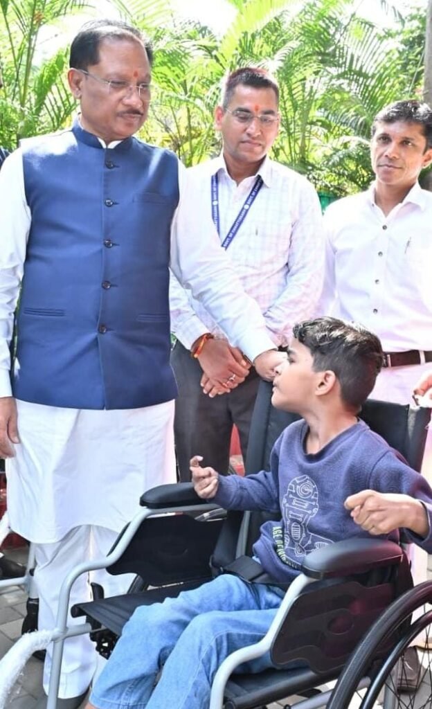 पैरों से चित्र उकेरने वाली पूनम बिटिया के जीवन में मुख्यमंत्री ने भरी नई उम्मीद- अब विशेष विद्यालय में मिलेगा शिक्षण और छात्रवृत्ति