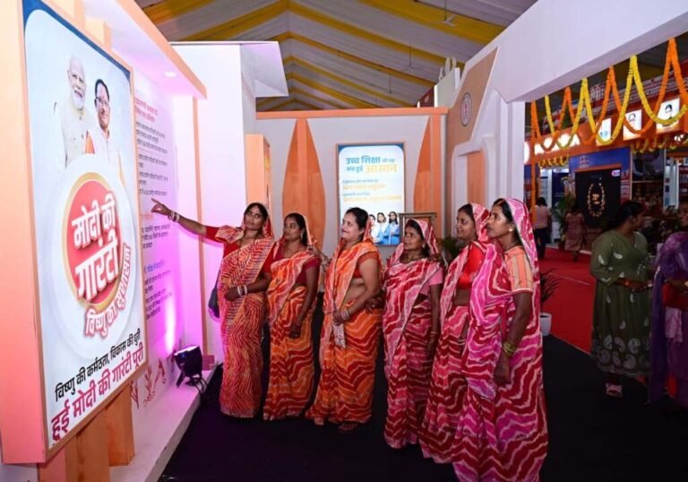 लोगों ने जनसम्पर्क विभाग की फोटो प्रदर्शनी को सराहा