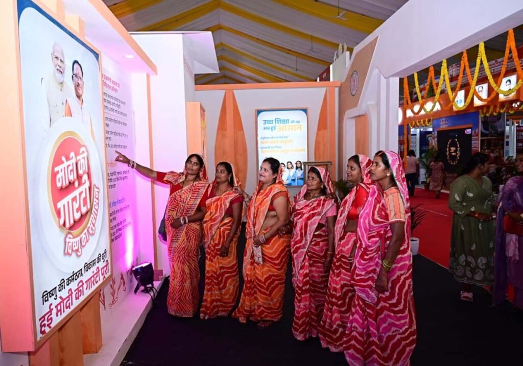 लोगों ने जनसम्पर्क विभाग की फोटो प्रदर्शनी को सराहा