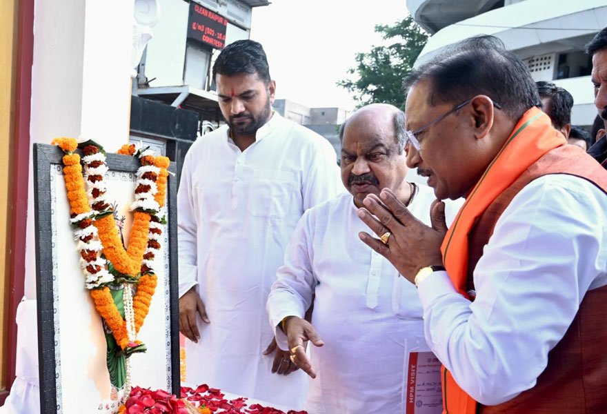 मुख्यमंत्री ने छत्तीसगढ़ महतारी की प्रतिमा पर माल्यार्पण कर उन्हें नमन किया
