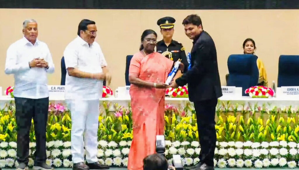 राष्ट्रपति श्रीमती द्रौपदी मुर्मु ने रायपुर जिले को किया सम्मानित