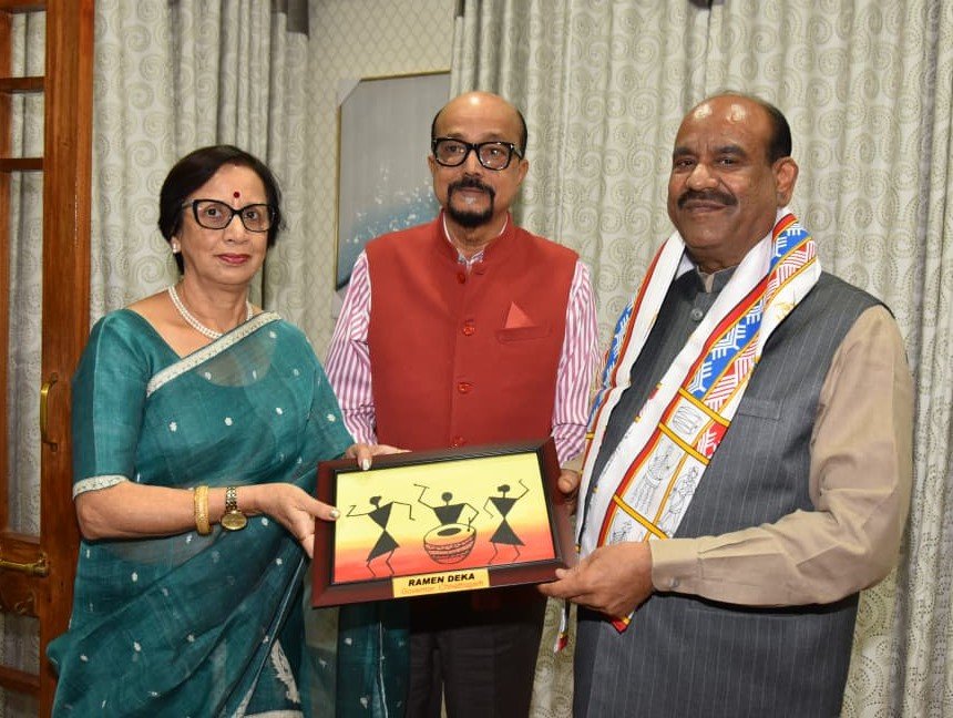 राज्यपाल रमेन डेका ने लोकसभा अध्यक्ष बिड़ला को स्मृति चिन्ह भेंट किया