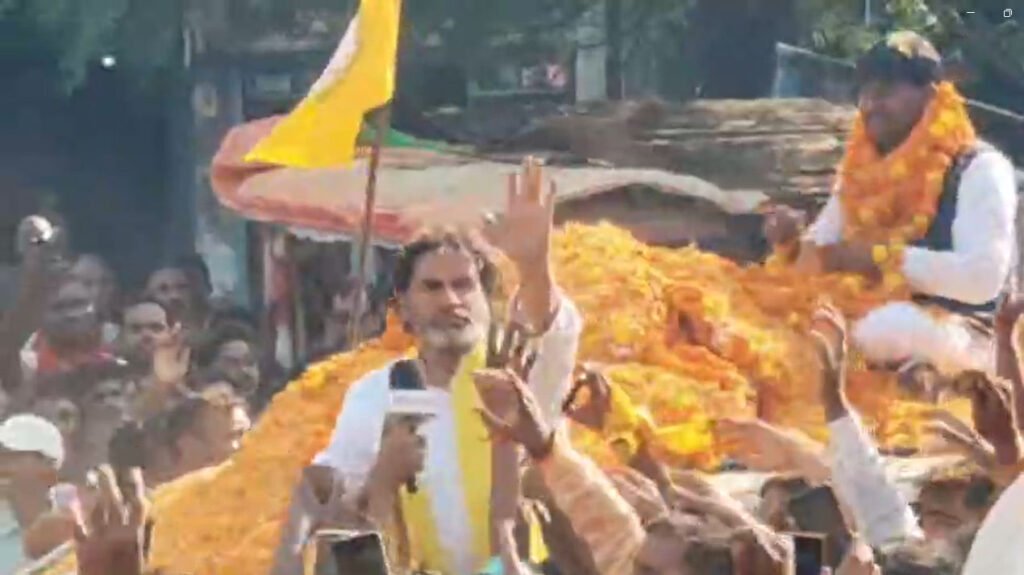 प्रशांत किशोर ने जमुई में रोड शो कर वोट की अपील की