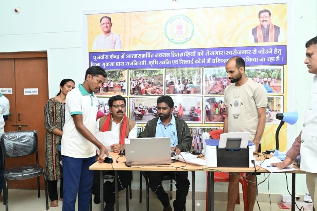 पुनर्वासित युवाओं के साथ उपमुख्यमंत्री ने लगाई चौपाल, खुद बैठकर युवाओं के बनवाये आधारभूत दस्तावेज