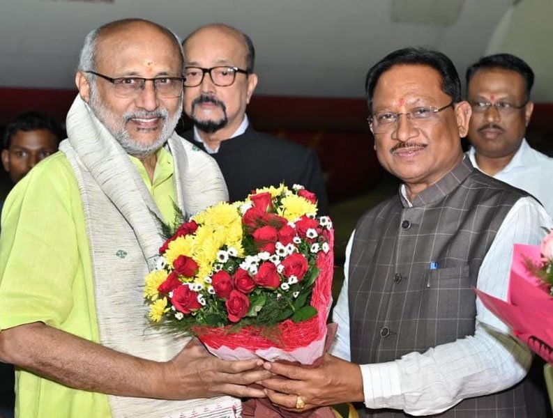 उपराष्ट्रपति सी. पी. राधाकृष्णन का राज्यपाल डेका और मुख्यमंत्री साय ने स्वामी विवेकानंद विमानतल पर किया आत्मीय स्वागत