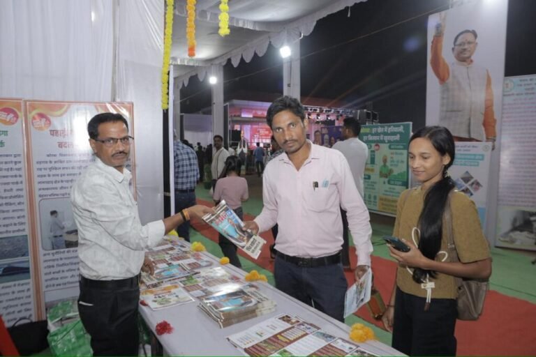 राज्योत्सव के अवसर पर जनसंपर्क विभाग का सूचना एवं प्रदर्शनी स्टॉल आकर्षण का केंद्र