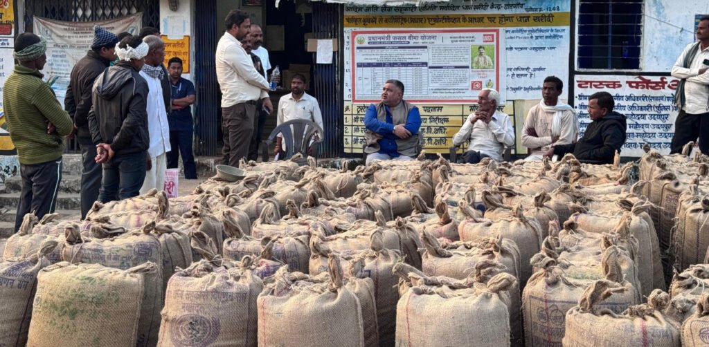 पर्यटन मंत्री राजेश अग्रवाल ने किया धान खरीदी केन्द्र डांडगांव का निरीक्षण