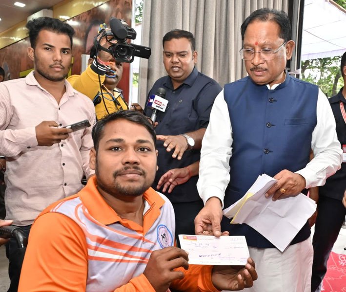 दिव्यांग रग्बी खिलाड़ी की मदद के लिए मुख्यमंत्री आगे आए- जनदर्शन में स्वीकृत किया 90 हजार रुपए का आर्थिक अनुदान