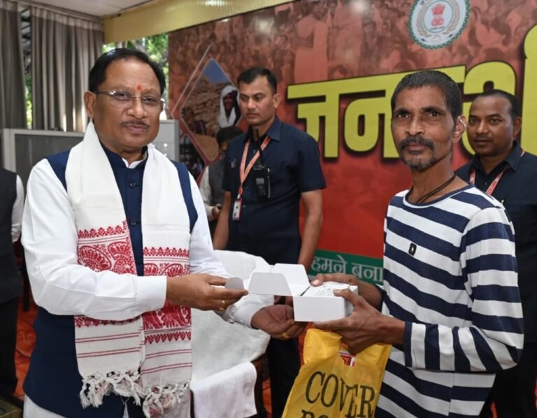 मुख्यमंत्री विष्णुदेव साय ने समझी पीड़ा, तुरंत बढ़ाया कदम – रमन निर्मलकर को सौंपा श्रवण यंत्र