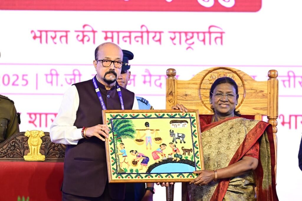 राष्ट्रपति श्रीमती मुर्मु के छत्तीसगढ़ आगमन पर राज्यपाल ने भेंट की भित्ती चित्रकारी की पेंटिंग