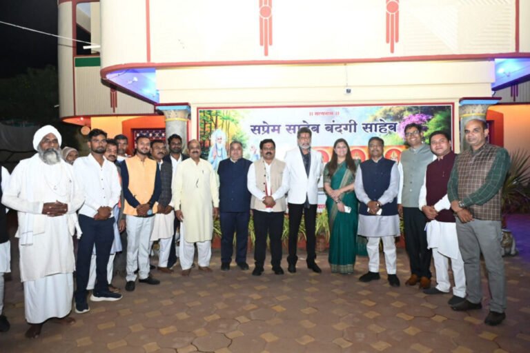 महान संत कबीर साहेब के पवित्र धाम दामाखेड़ा आश्रम में पर्यटन मंत्री राजेश अग्रवाल का धर्मगुरु प्रकाश मुनिनाम से सौजन्य भेंट