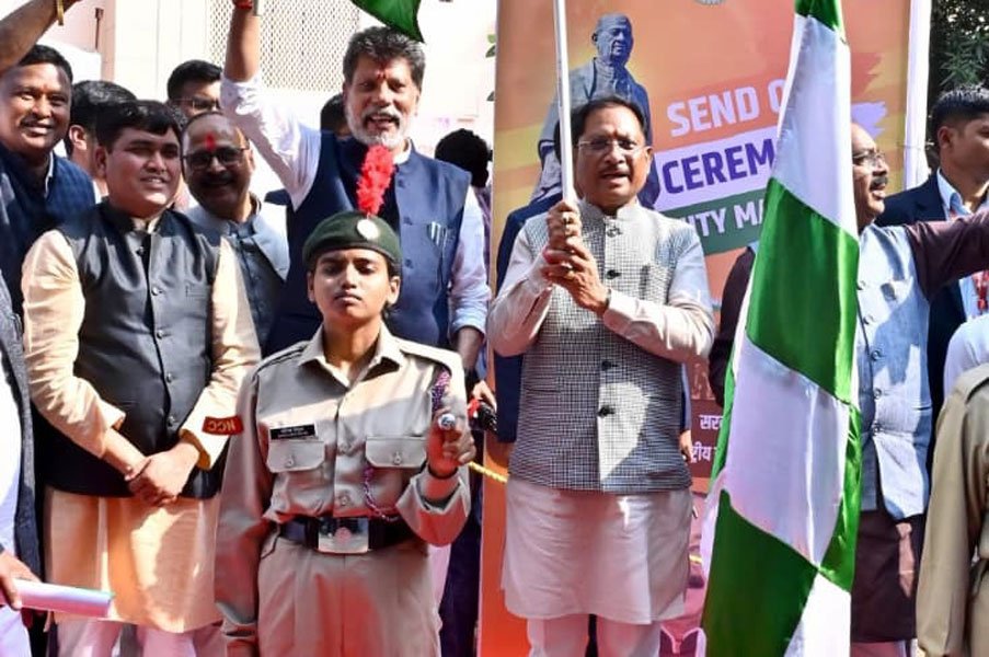 मुख्यमंत्री विष्णुदेव साय ने यूनिटी मार्च के लिए राज्य के 68 युवाओं के दल को हरी झंडी दिखाकर किया रवाना