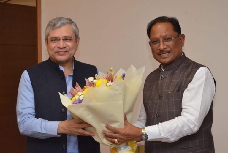 मुख्यमंत्री विष्णुदेव साय ने केंद्रीय रेल मंत्री अश्विनी वैष्णव से की सौजन्य मुलाकात