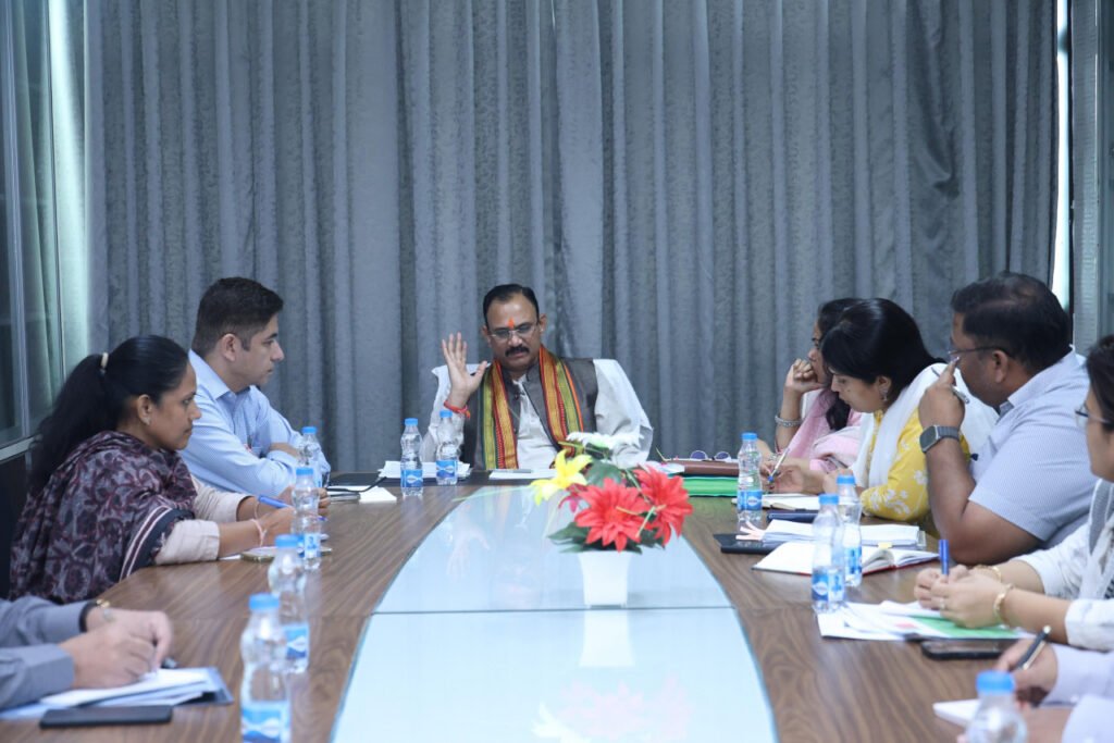 स्वास्थ्य मंत्री श्याम बिहारी जायसवाल ने की विभागीय योजनाओं की समीक्षा