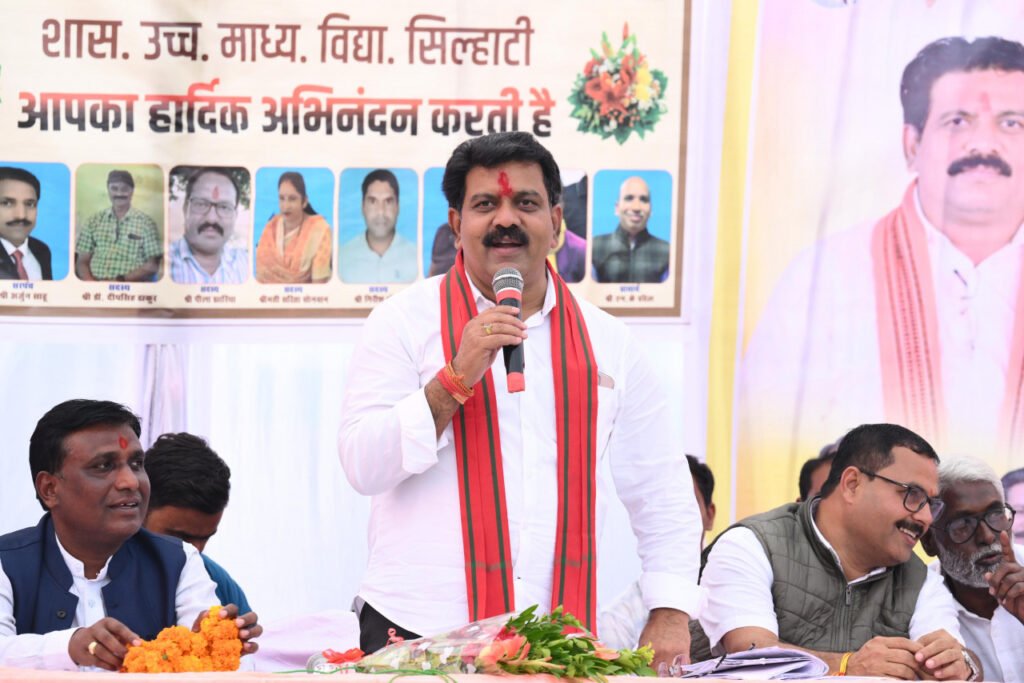 सिलहाटी में उपमुख्यमंत्री शर्मा बने डिजिटल कक्षा के छात्र, शिक्षक ने डिजिटल बोर्ड में पढ़ाया आंख की संरचना