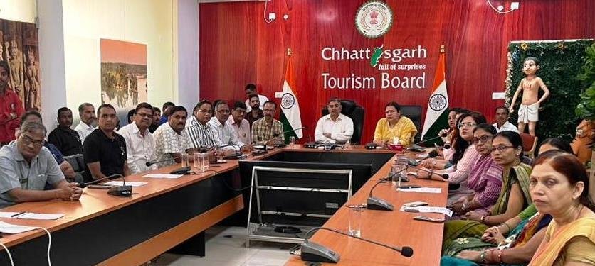 राष्ट्रगीत वंदे मातरम के 150 वर्ष पूर्ण होने पर छत्तीसगढ़ पर्यटन मंडल में देशभक्तिमय हुआ वातावरण, राष्ट्रगीत का हुआ सामूहिक गायन