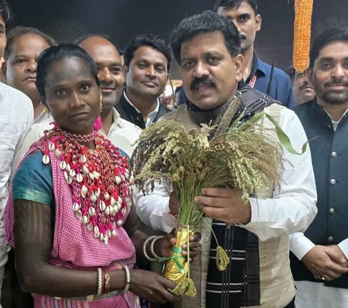 उपमुख्यमंत्री शर्मा ने भारत की मिलेट्स क्वीन लहरी बाई बैगा को किया सम्मानित