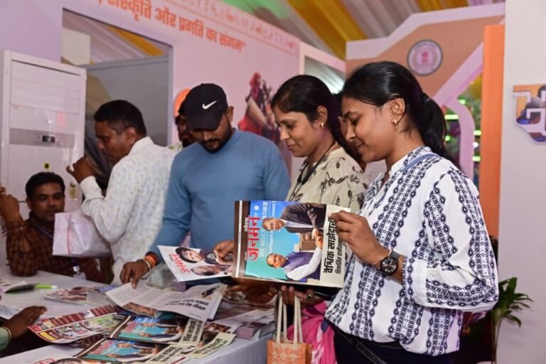 छत्तीसगढ़ की 25 वर्षों की विकास यात्रा को देखने पहुंच रहे है बड़ी संख्या में लोग