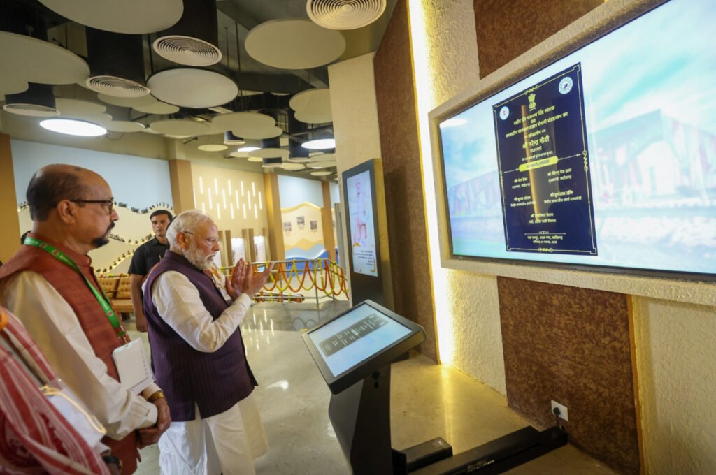 प्रधानमंत्री नरेंद्र मोदी ने शहीद वीर नारायण सिंह स्मारक सह जनजातीय स्वतंत्रता संग्राम सेनानी संग्रहालय का किया लोकार्पण