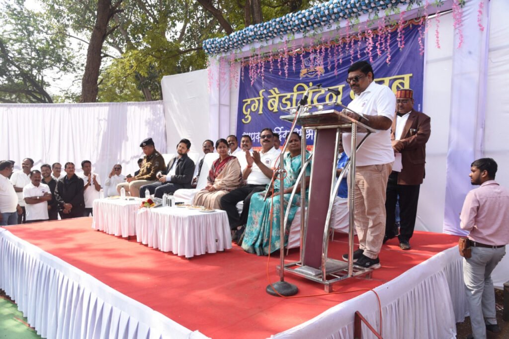 अत्याधुनिक इंडोर बैडमिंटन कोर्ट का किया शिक्षा मंत्री यादव ने लोकार्पण