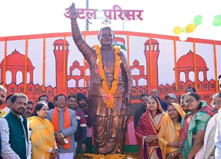 मंत्री श्रीमती राजवाड़े ने भारत रत्न अटल बिहारी वाजपेयी के छायाचित्र पर माल्यार्पण कर दी श्रद्धांजलि