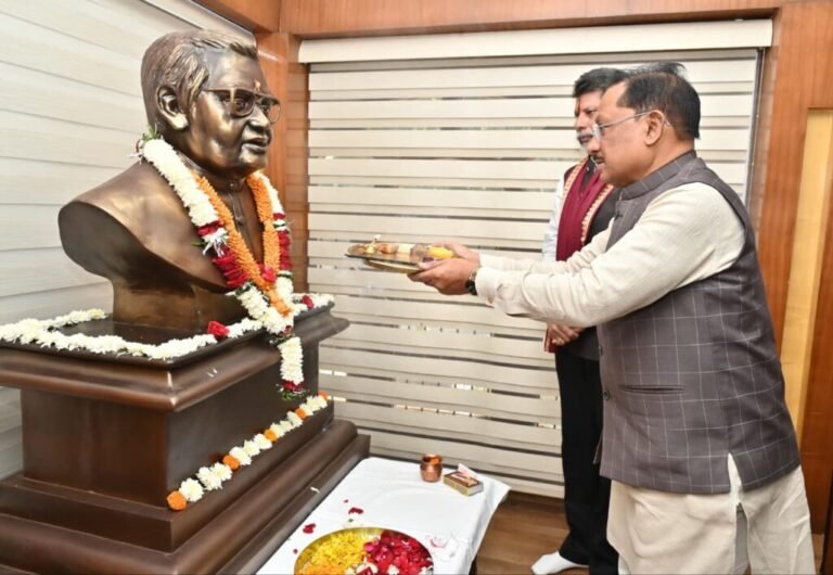मुख्यमंत्री विष्णु देव साय ने भारत रत्न अटल बिहारी वाजपेयी की प्रतिमा पर माल्यार्पण कर दी श्रद्धांजलि