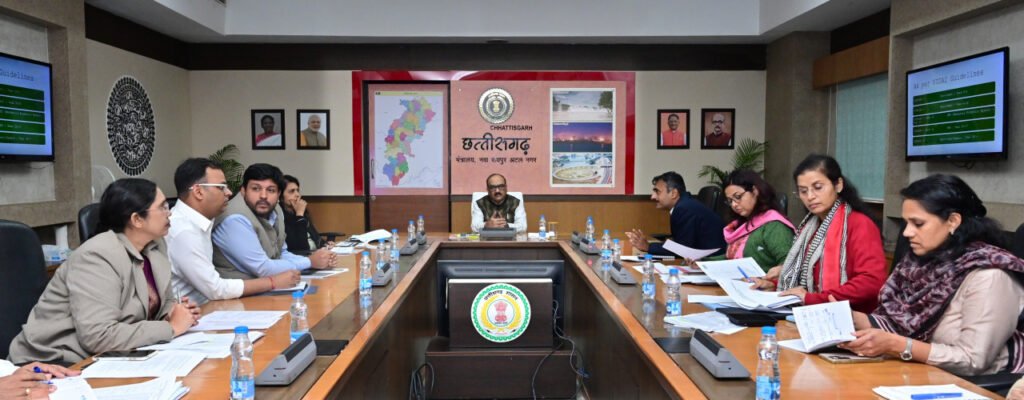 आधार कार्ड सभी को उपलब्ध करायें: मुख्य सचिव विकासशील