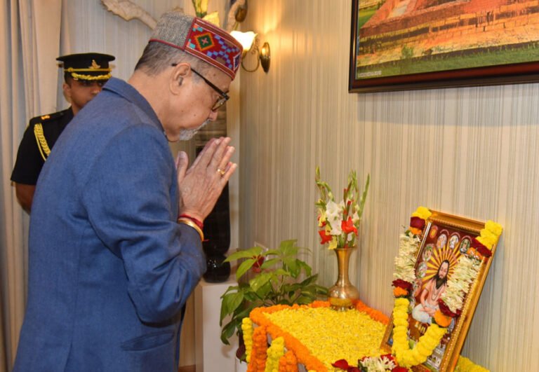 राज्यपाल डेका ने संत बाबा गुरु घासीदास जयंती पर पुष्पांजलि अर्पित की