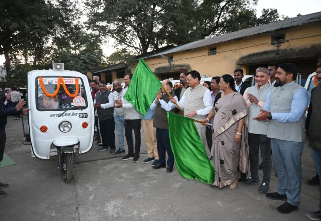डोर-टू-डोर अपशिष्ट संग्रहण कार्य में ई-रिक्शों के उपयोग से स्वच्छता दीदियों को होगी श्रम व समय की बचत : उद्योग मंत्री देवांगन