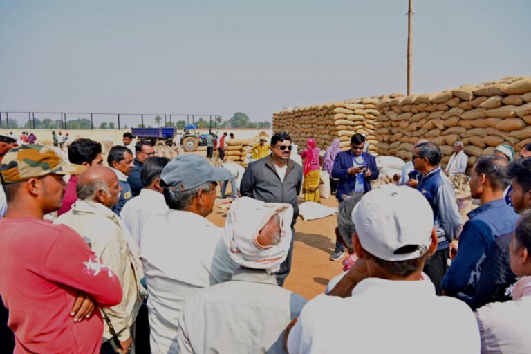 मंत्री गजेन्द्र यादव ने बिरेझर उपार्जन केन्द्र में किसानों से ली धान खरीदी की जानकारी