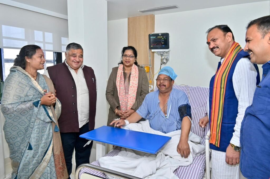 पर्यटन एवं संस्कृति मंत्री राजेश अग्रवाल ने निजी अस्पताल में लुंड्रा विधायक प्रबोध मिंज से भेंट कर कुशलक्षेम जाना