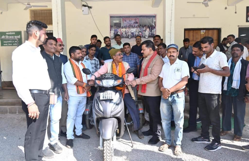 दिव्यांग नेमी सिंह को उपमुख्यमंत्री शर्मा ने प्रदान की पेट्रोल चलित स्कूटी
