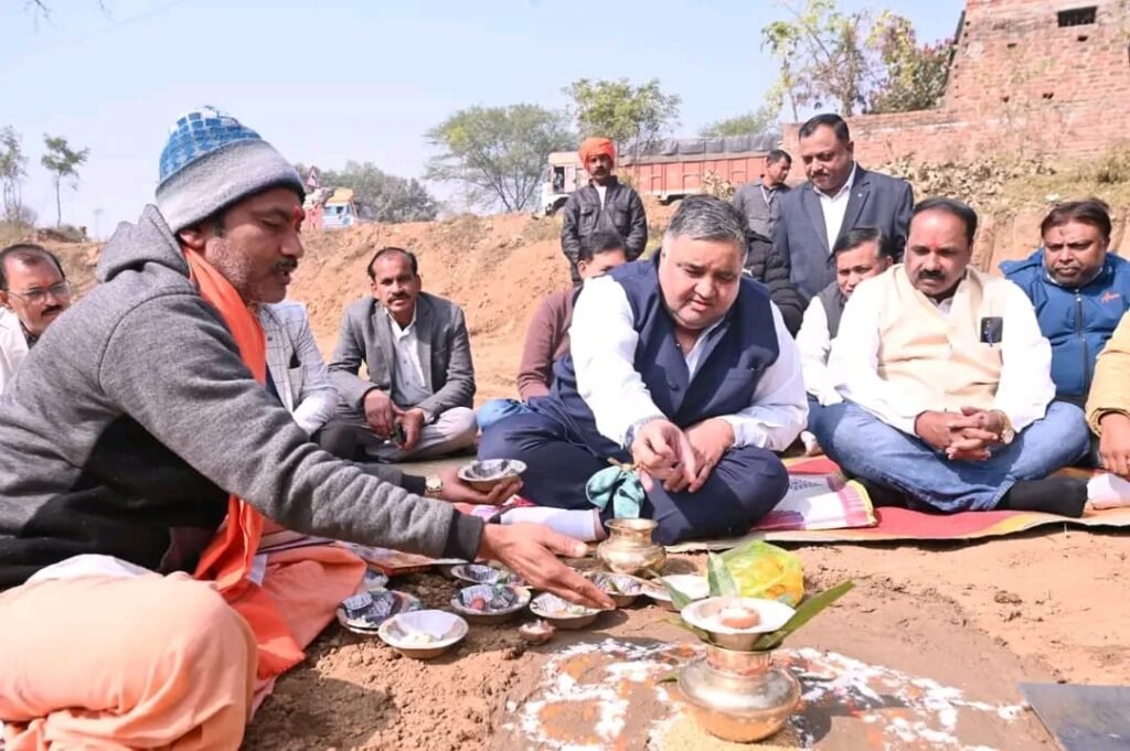 राज्य सरकार की जनकल्याणकारी नीतियों को धरातल पर उतारने के संकल्प के साथ कैबिनेट मंत्री राजेश अग्रवाल ने खैरबार और जुनाडीह में बहुप्रतीक्षित विकास कार्यों का किया भूमिपूजन