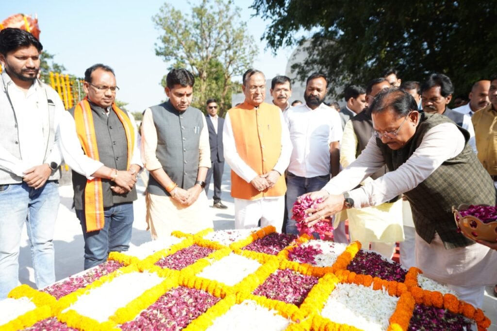 मुख्यमंत्री ने शहीद वीर नारायण सिंह को अर्पित की श्रद्धांजलि