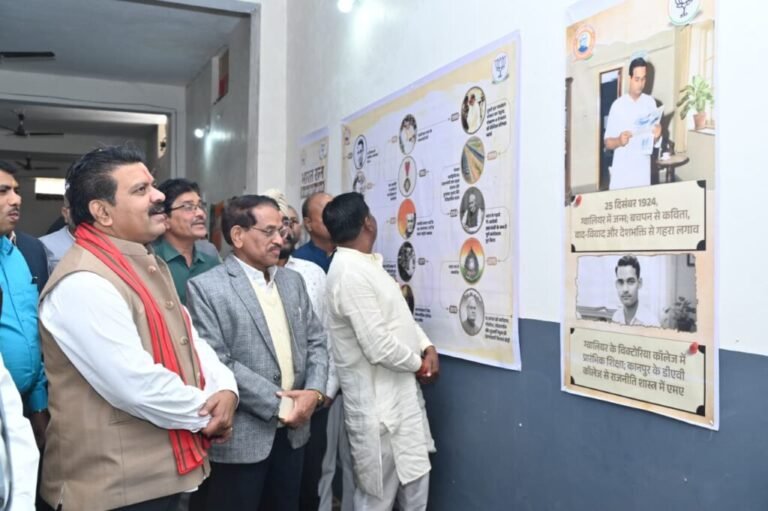 अटल जी की जयंती पर कवर्धा भाजपा कार्यालय में लगी छाया चित्र प्रदर्शनी का उपमुख्यमंत्री विजय शर्मा ने किया शुभारम्भ