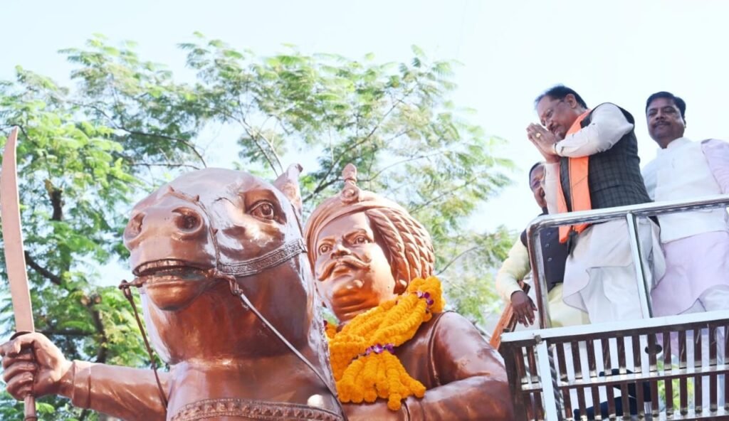 मुख्यमंत्री विष्णुदेव साय ने जयस्तंभ चौक में किया शहीद वीर नारायण सिंह के त्याग और संघर्ष का स्मरण